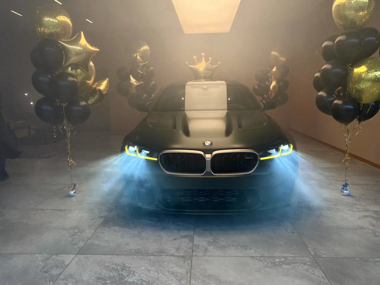 Выдача автомобиля с использованием генератора дыма Выдача автомобиля с использованием генератора дыма