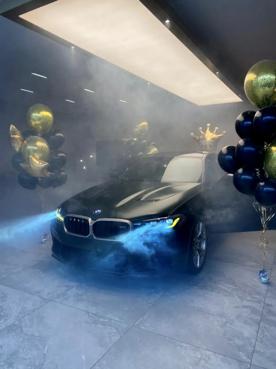 Выдача автомобиля с использованием генератора дыма Выдача автомобиля с использованием генератора дыма