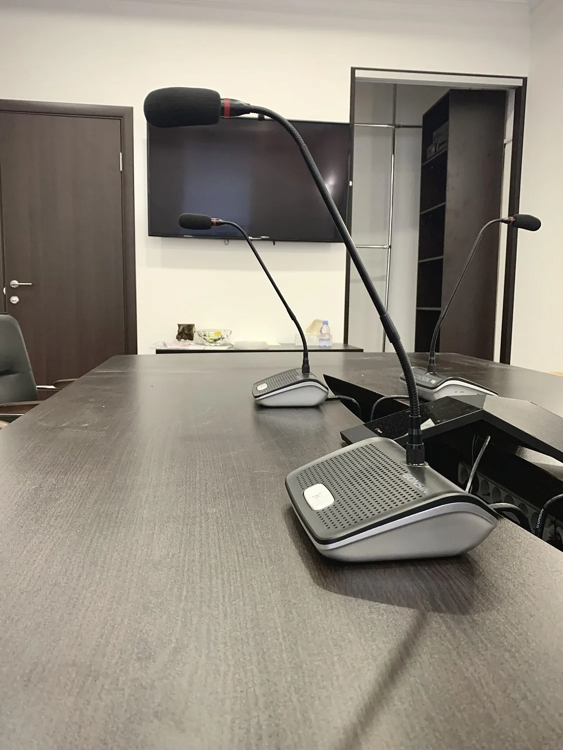 Оснащение переговорной комнаты конференц-системой Оснащение переговорной комнаты конференц-системой