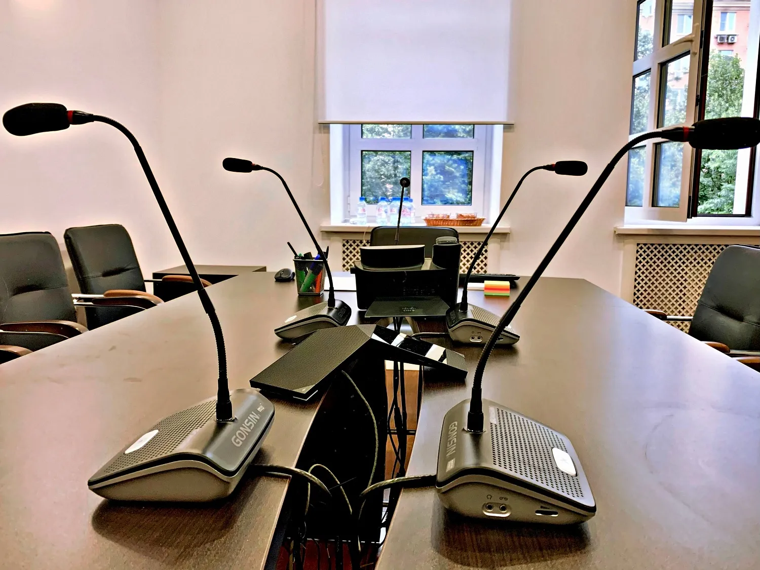 Оснащение переговорной комнаты конференц-системой Оснащение переговорной комнаты конференц-системой