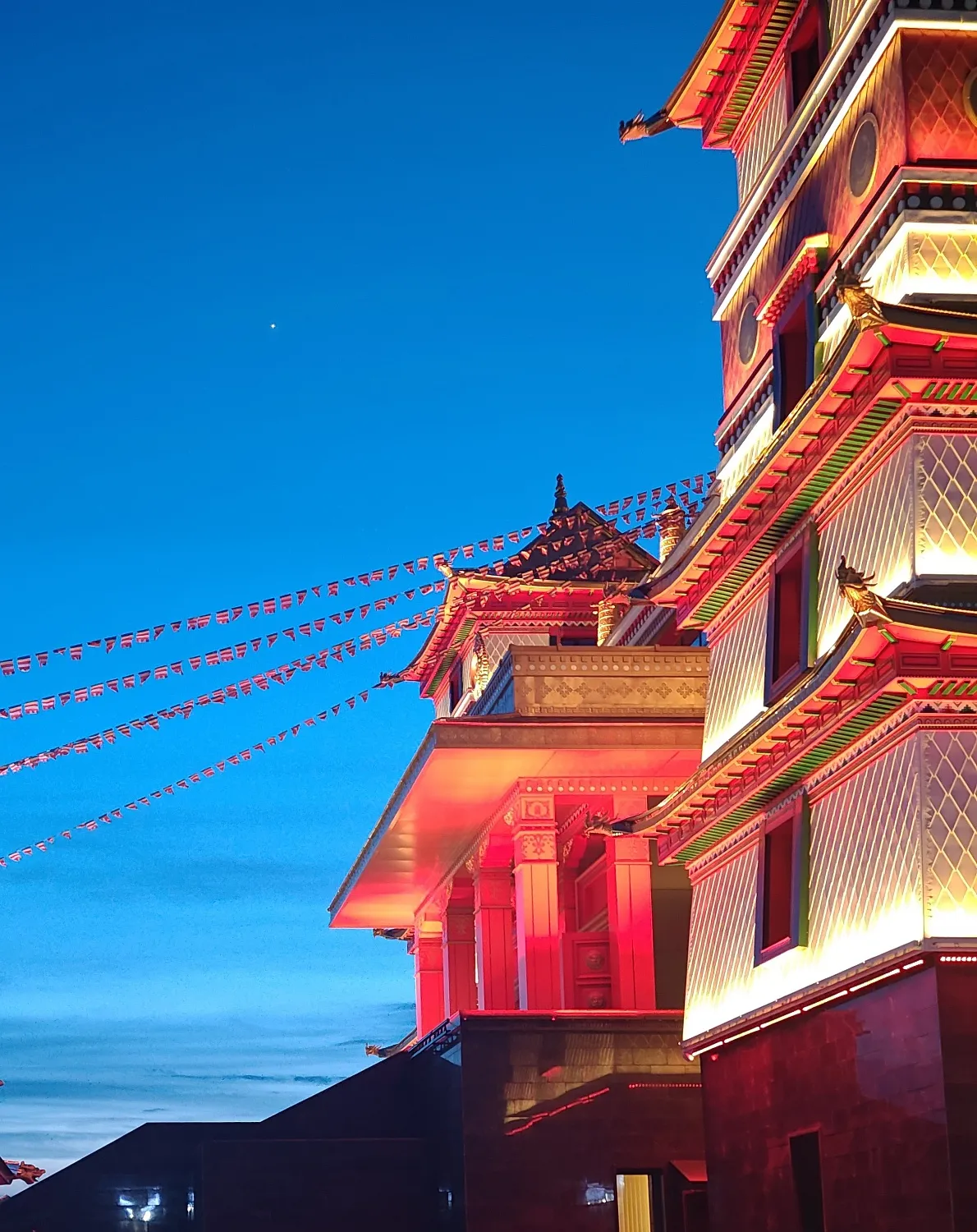 Поставка системы управления архитектурной подсветкой здания Поставка системы управления архитектурной подсветкой здания