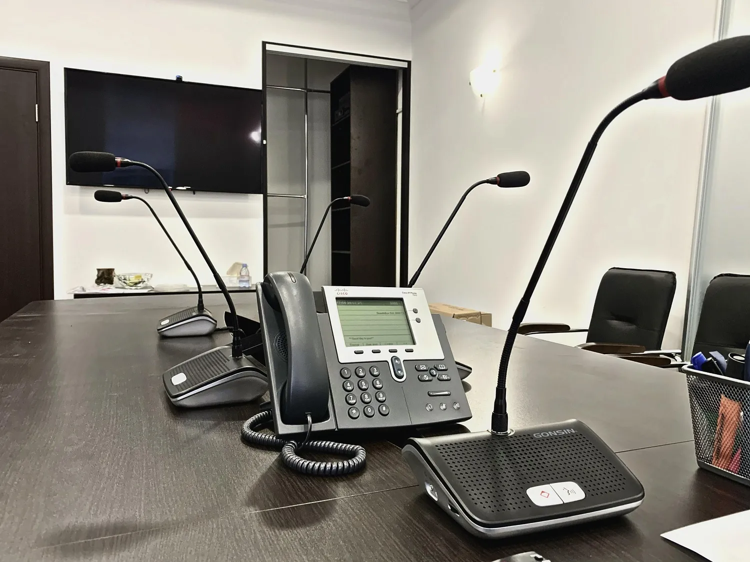 Оснащение переговорной комнаты конференц-системой Оснащение переговорной комнаты конференц-системой