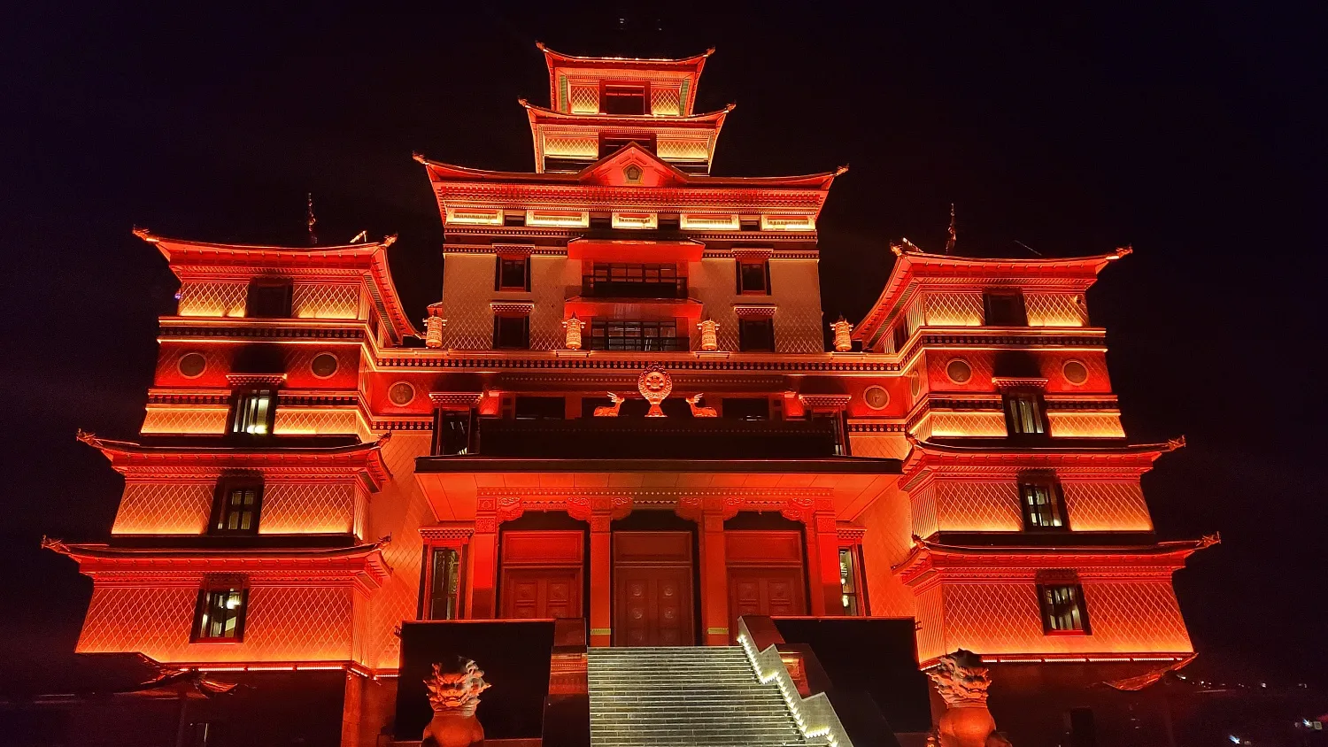 Поставка системы управления архитектурной подсветкой здания Поставка системы управления архитектурной подсветкой здания